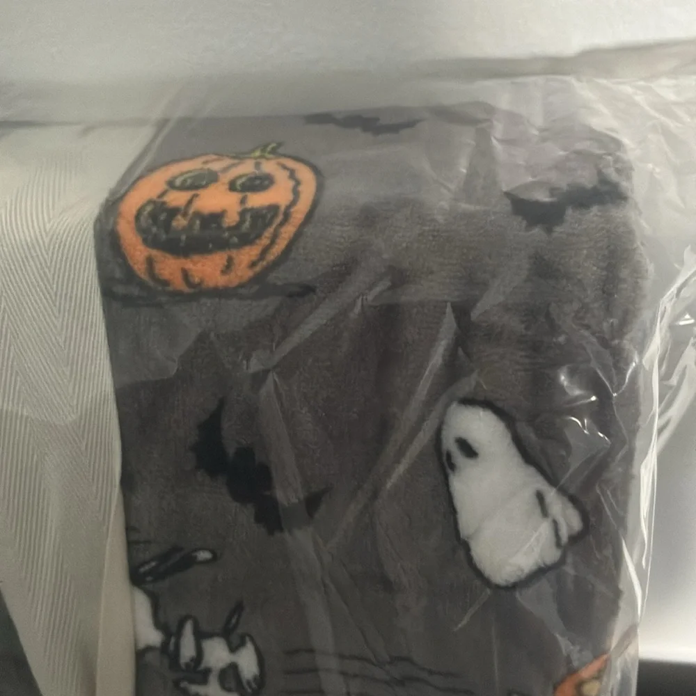 NWT-BERKSHIRE- Peanuts- Snoopy- Halloween- Gray VelvetSoft Blanket 55x70 👻🎃🦇